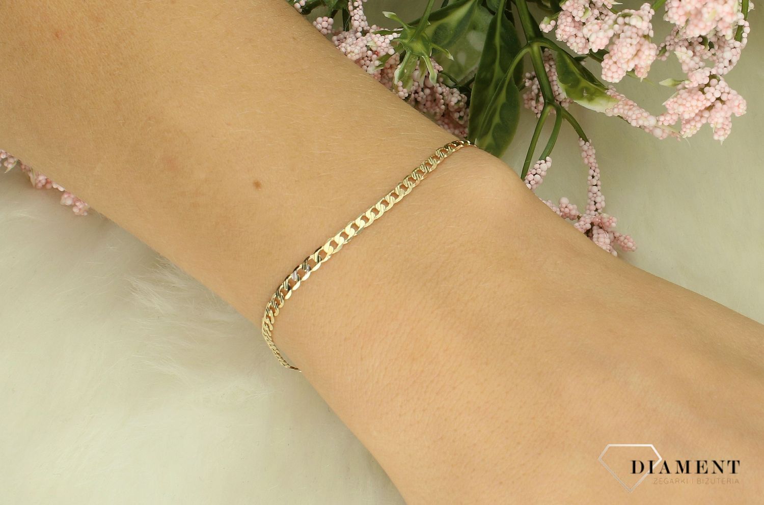 Złota bransoletka 585 pancerka pave DIA-BRA-1102-065 PAVE 585 2,5mm Bransoletka w takiej formie to ciekawy model bransoletki, który z pewnością zachwyci kobiety eleganckie, pełne klasy. 1.jpg